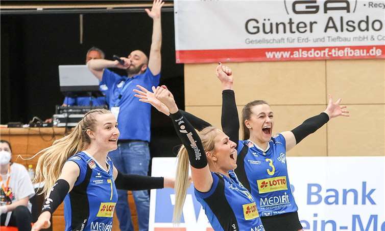 Beim VC Neuwied hofft man, dass (von links) Rachel Anderson, Maike Henning und Isabelle Marciniak auch in der 1. Liga Grund zum gemeinsamen Jubeln haben …Foto: Eckhard Schwabe