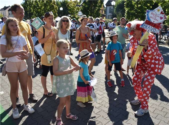 Beim VOR-TOUR-Empfang begeisterte ein Clown Jung und Alt.