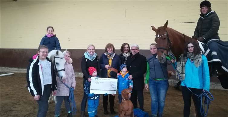 Beim Verein für therapeutisches Reiten im Pädagogisch-therapeutischen Voltigierzentrum Rheinbach, war die Freude über die Spende groß. Foto: Privat