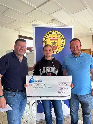 Beim Vereins- und Verbandsabpaddeln wurde Julius Weller von Daniel Rempfer vom Sportbund mit der Auszeichnung überrascht.  Foto: privat