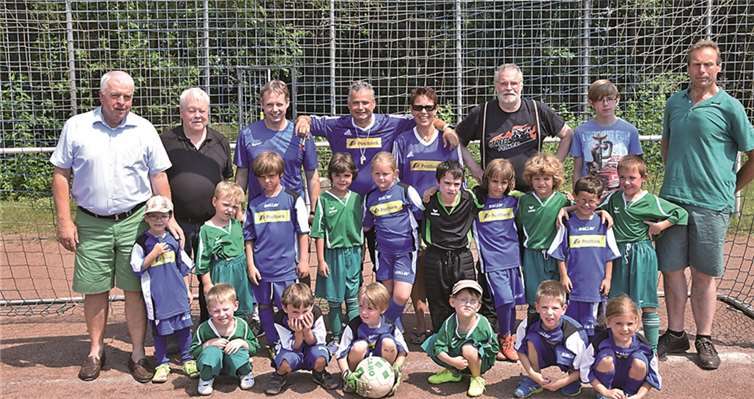 Beim Vereinsfest des VfR Waldorf trafen sich die verantwortlichen Vorsitzenden und Jugendleiter der an der neuen JSG beteiligten Vereine mit den jüngsten Talenten (Bambinis) von Königsfeld und Waldorf: Hintere Reihe von links: Guido Ernst (Erster Vorsitzender SG Bad Breisig), Karl-Heinz Brenner (Erster Vorsitzender VfR Waldorf), Udo Marx (Jugendleiter VfR Waldorf), Patrick Eisenzapf (Zweiter Vorsitzender VfR Waldorf), Katja Eiszenzapf (Trainerin Bambinis Waldorf), Dietmar Kloke (Erster Vorsitzender DJK Königsfeld) und Walter Reiferscheid (Jugendleiter SG Bad Breisig). WER