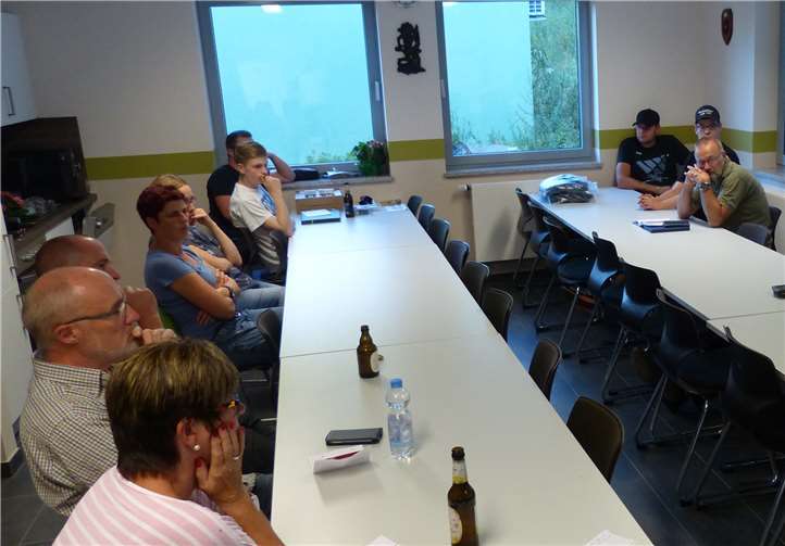 Beim Vereinstreffen wurden erste grobe Planungen fürs Dorffest skizziert. privat