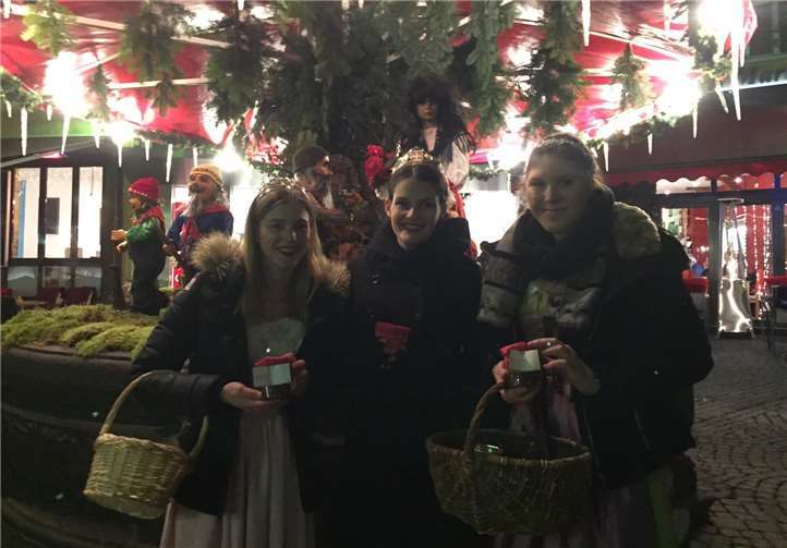 Beim Verkauf der Gaumenfreuden unterstützt wird Weinprinzessin Isabel von den Valwiger Weinmajestäten.privat