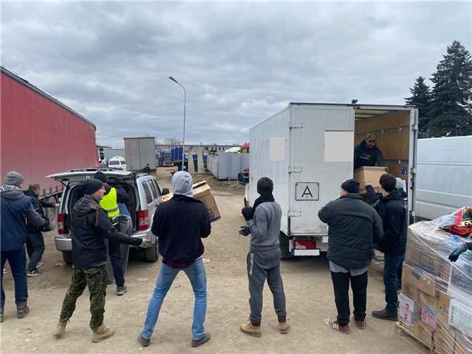 Beim Verladen der Hilfsgüter.