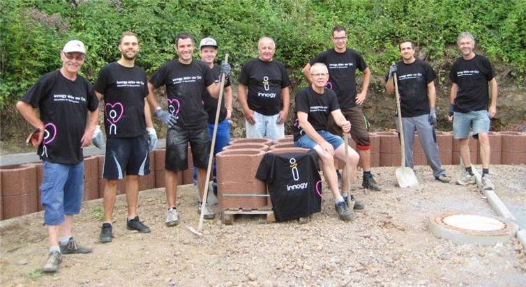 Beim Verlegen der Pflanzsteine am Spielfeldrand packten Vereinsmitglieder der Spvgg Nickenich tatkräftig mit an. privat