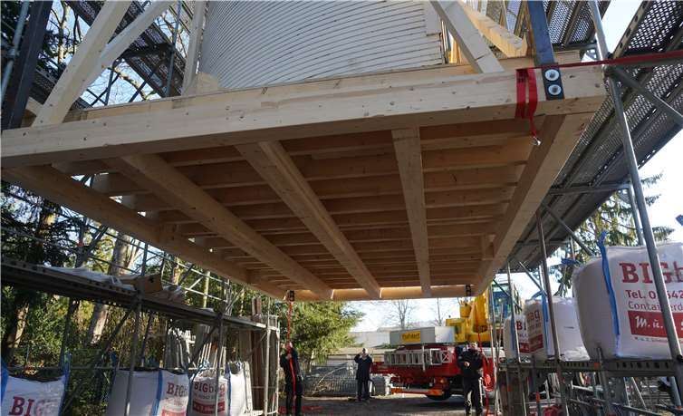 Beim Versetzen der Konzertmuschel war Millimeterarbeit gefragt. Da musste jeder Handgriff der Transportfachleute sitzen. Fotos: KG