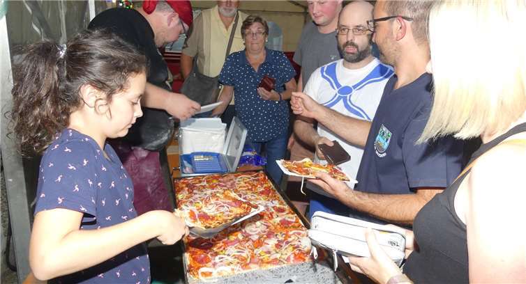 Beim Verteilen der großen Portionen war zunächst Geduld in der Warteschlange angesagt.