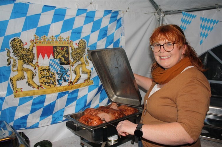 Beim Verteilen der typisch bayerischen Schmankerl legte die Vorsitzende des Feuerwehr-Fördervereins Katja Strobel selbst mit Hand an.