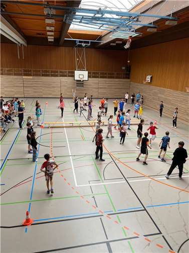 Beim Völkerball-„Verkehrtherum“-Turnier hatte alle viel Spaß. Quelle: Gymnasium im Kannenbäckerland