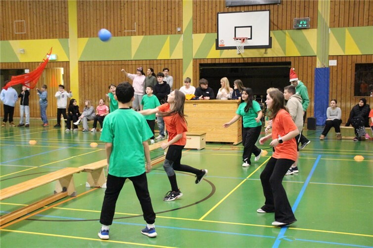 Beim Völkerballturnier der fünften und sechsten Klassen. Fotos: Gordon von Glasow