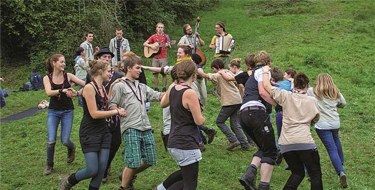 Beim Volkstanz hatten die Pfadfinder viel Spaß. Privat