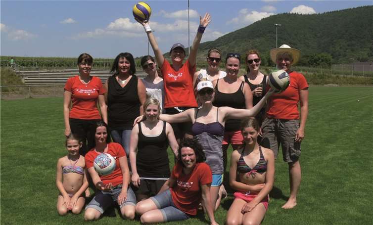 Beim Volleyball-Dorfturnier ging es am Pfingstwochenende auf dem örtlichen Sportplatz mit reichlich Gaudi zur Sache. -TE-