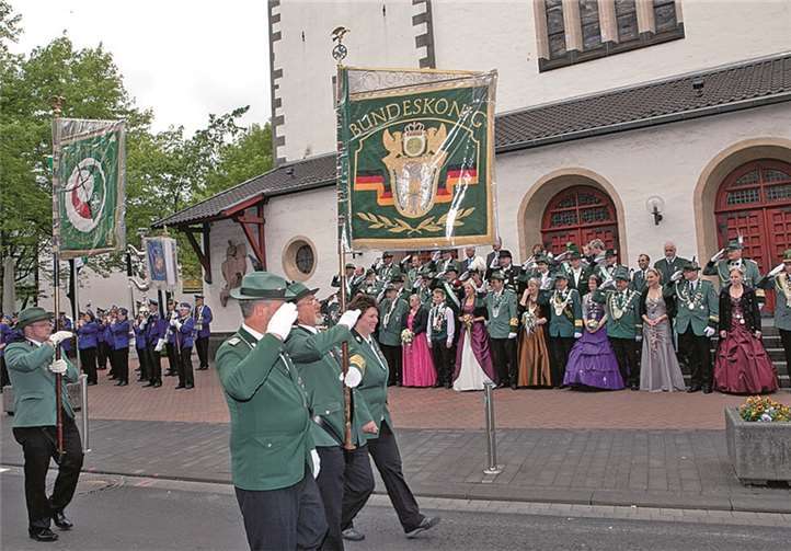 Beim Vorbeimarsch präsentierten die Bruderschaften ihre Standarten.