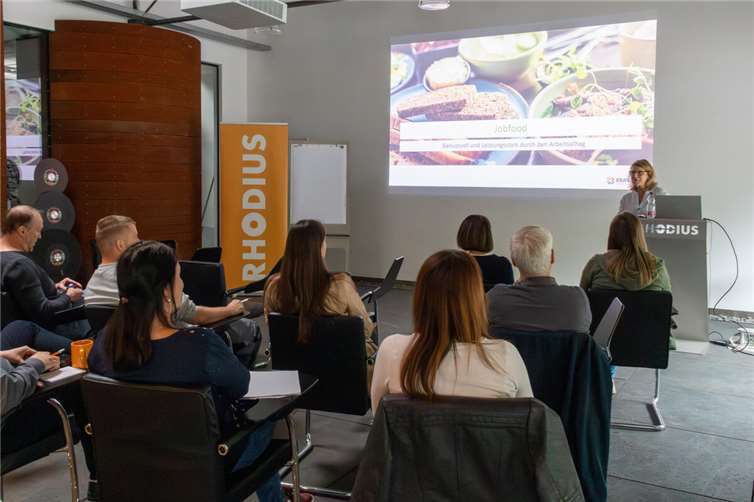 Beim Vortrag Jobfood konnten die Mitarbeiter viele interessante Informationen zu gesunder Ernährung trotz Vollzeitarbeit mitnehmen.  Foto:RHODIUS Abrasives GmbH