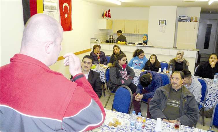Beim Vortrag des DRK in der DITIB-Moschee konnten die Besucher mehr über die Arbeitsweise von DRK und Rotem Halbmond erfahren.privat