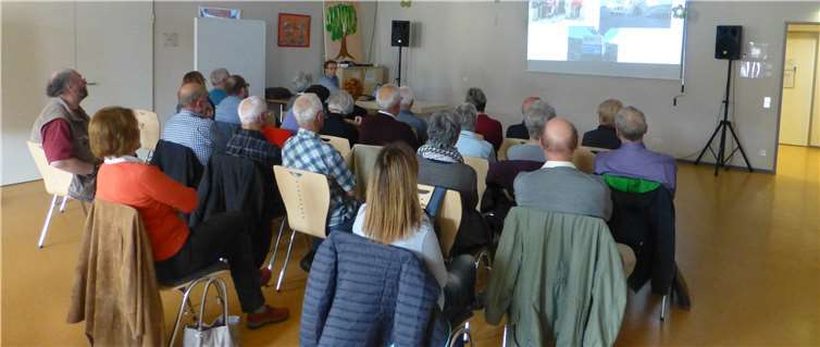 Beim Vortrag über die Pilgerreise.Foto: Franz Blaeser