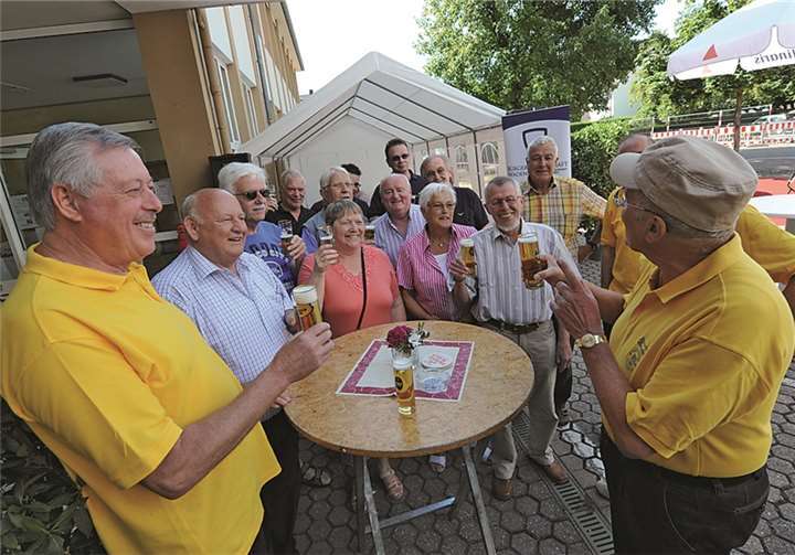 Beim Wadenheimer Klaaf mit dem Vorsitzenden der Bürgergesellschaft Horst Felten (r.) unterhielten sich die Gäste wieder prächtig. FIX