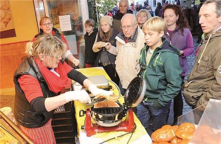 Beim Waffelstand wurde geduldig in der historischen Ahrweiler Innenstadt gewartet.