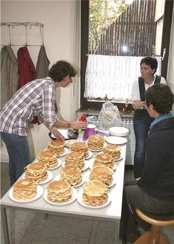 Beim Waffeltag des Chores konnten viele der süßen Backwerke für den guten Zweck verkauft werden.WK