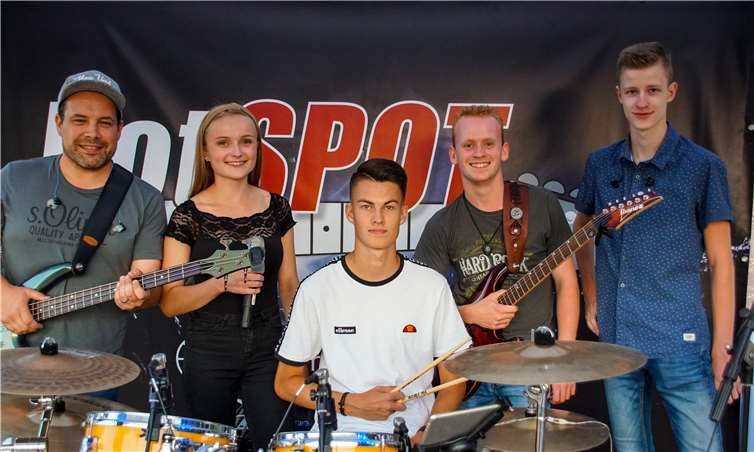 Beim Wald- und Sommernachtsfest sorgte „HotSPOT“ für den richtigen Sound. Foto EP