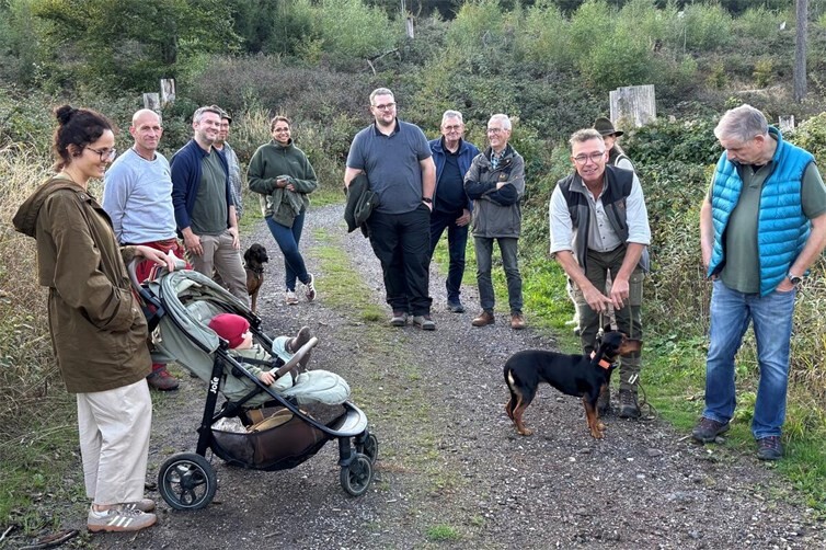Beim Waldbegang mit Revierförster Steffen Koch (Mitte) und Stadtbürgermeisterin Melanie Leicher (hat hier fotografiert) informierten sich die Mitglieder der städtischen Gremien über die aktuelle Situation im Stadtwald, insbesondere nach dem Tornado im August.