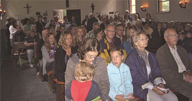 Beim Waldgottesdienst der evangelischen Kirche war die Kapelle voll besetzt. privat