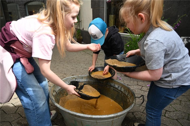 Beim Waschen der Edelsteine kam der Nachwuchs voll auf seine Kosten. Foto: SK