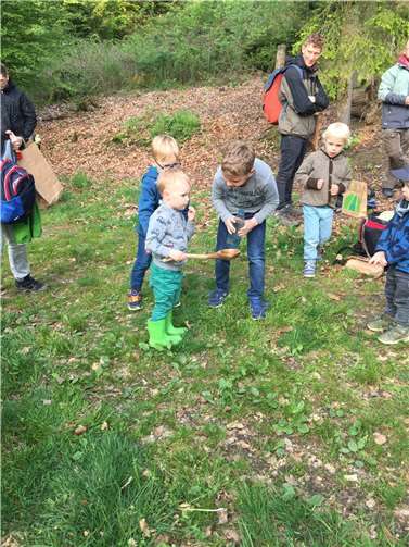 Beim Wassertransportspiel mit einem Holzlöffel bewiesen die kleinsten wie die größten Kinder große Geduld.