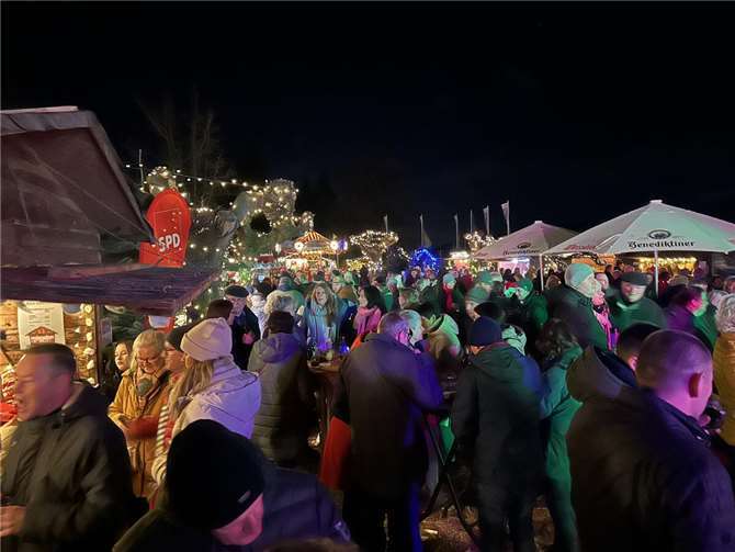 Beim Weihnachtsmarkt im Kurpark war richtig viel los.  Foto: ROB