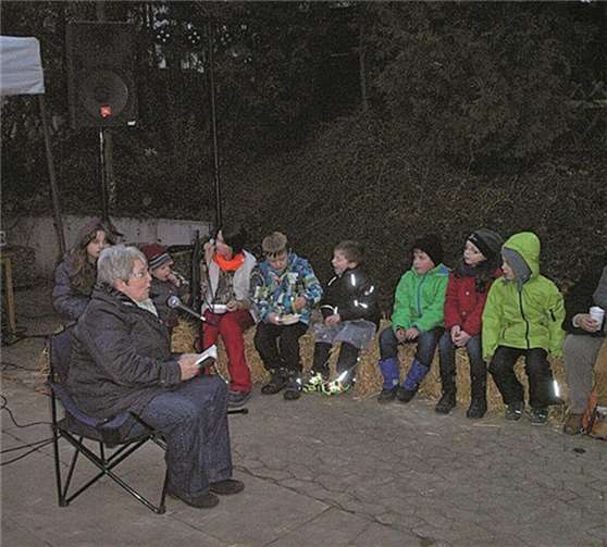 Beim Weihnachtsmarkt in Oberlützingen dreht sich alles um die Jüngsten. Deswegen darf eine kleine Vorlesung natürlich nicht fehlen.
