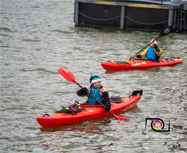 Beim Weihnachtspaddeln des WSV Sinzig waren die Kajaks weihnachtlich geschmückt.  Foto: Jan Kattenbusch