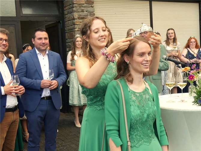 Traditionelles Weinfest am „Bremmer Calmont“ Beim Weinfest in Bremm übernahm in diesem Jahr Alina die Krone der Weinregentin von Jana.