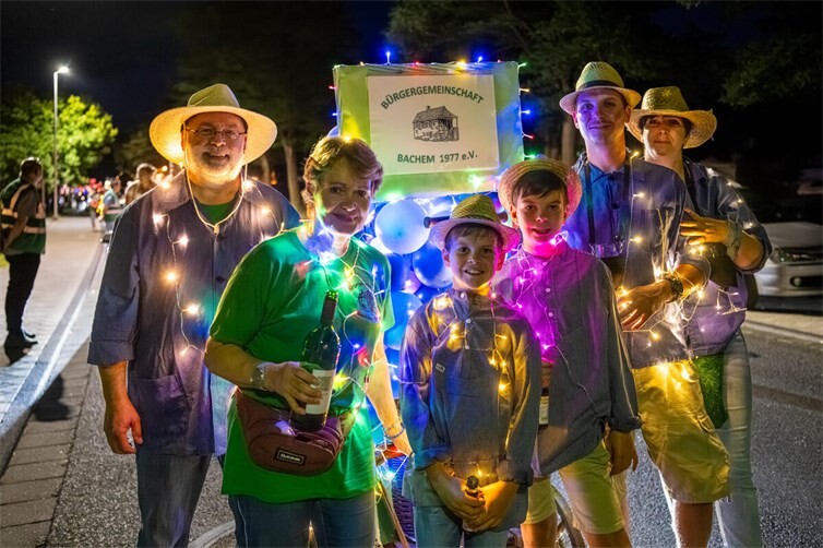 Beim Weinlesezug der 10.000 Lichter leuchten die Teilnehmer in bunten Farben. 