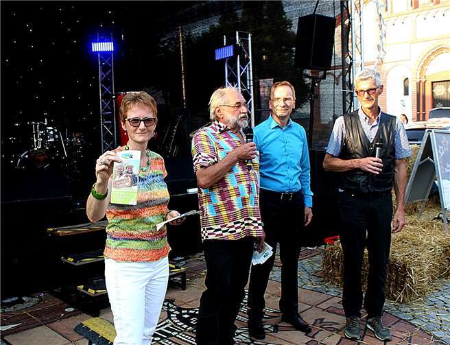 Beim Weinsommer wurde der neue Einkaufsführer für faire Produkte der Öffentlichkeit vorgestellt. -RÜ-