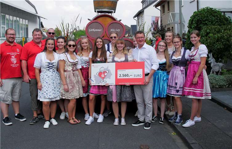 Beim Weinumzug erhielt Richard Lindner die Möglichkeit, den Spendenscheck zu überreichen.Foto: privat