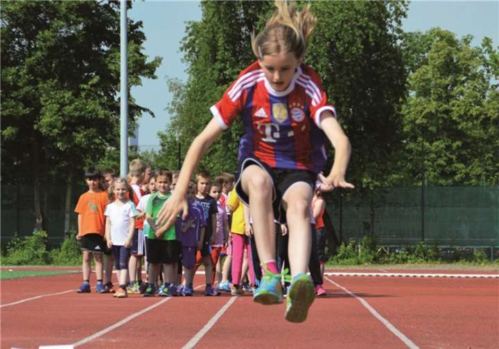 Beim Weitsprung schauten die Schüler gespannt zu.