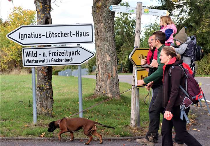 Beim Westerwald-Verein im Buchfinkenland dürfen auch Familien mit ihrem „Kurzen“ bei kurzen Wanderungen gerne dabei sein – und hinterher zusammen einkehren.Foto: WWV Buchfinkenland