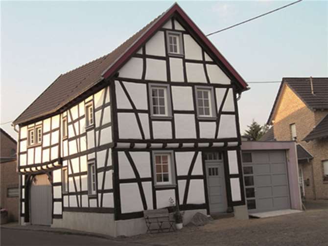 Beim Wettbewerb „Unser Dorf“ geht es - auch - um gelungene Beispiele sanierter, dorftypischer Häuser. Hier ein Beispiel aus Grafschaft-Esch. privat