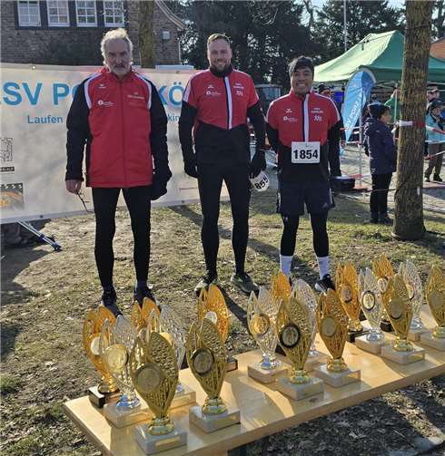 Sechs Stundenlaufmit Silber und Bronze Beim Winterlauf in Porz über 10 km und 5 km Walking am Start: R.Hohl, Tim Zimmer und Cuong Tran. Fotos: privat