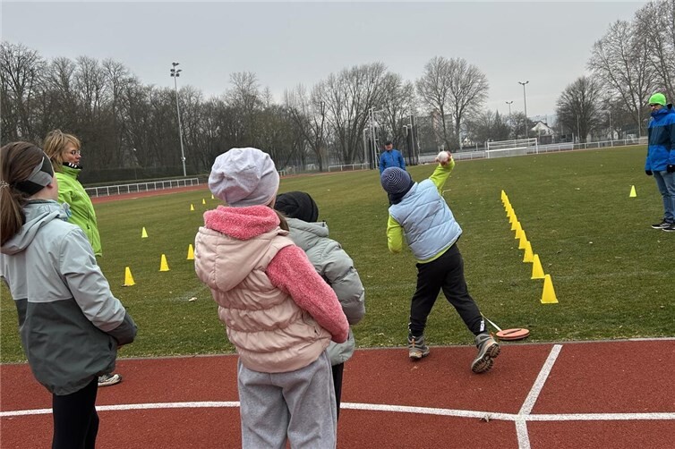 Beim Winterweitwurf konnten schon die ersten Leistungen für das Sportabzeichen abgenommen werden