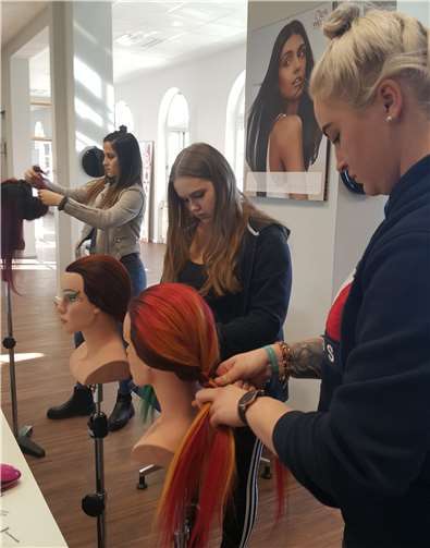 Beim Workshop „Langhaar“ mussten sich die Schülerinnen und Schüler voll konzentrieren.