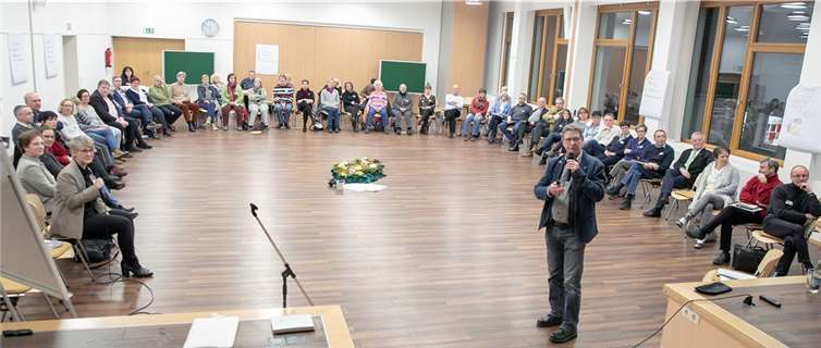 Beim Workshop im evangelischen Gemeindehaus stellte Laga-Geschäftsführer Martin Schulz-Brehme den Stand der Dinge vor.Fotos: Jost