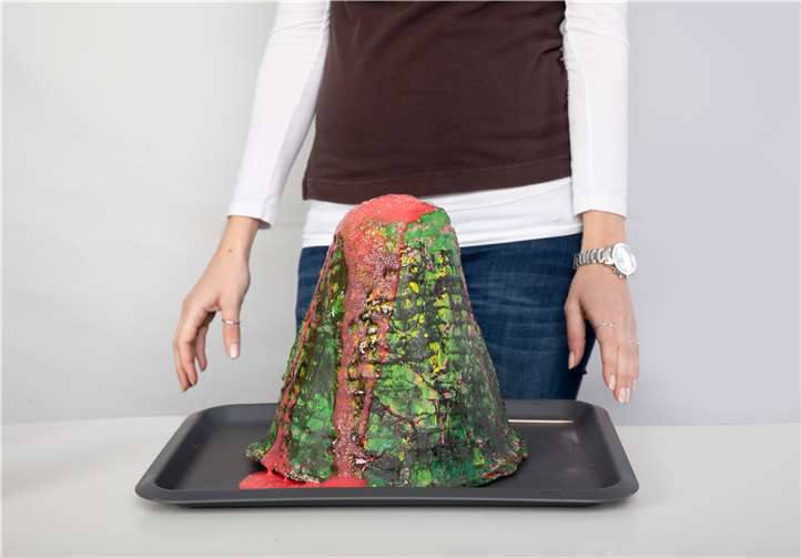 Beim Workshop können die Kinder an Experimenten teilnehmen und einen kleinen Vulkan ausbrechen lassen. Foto: privat