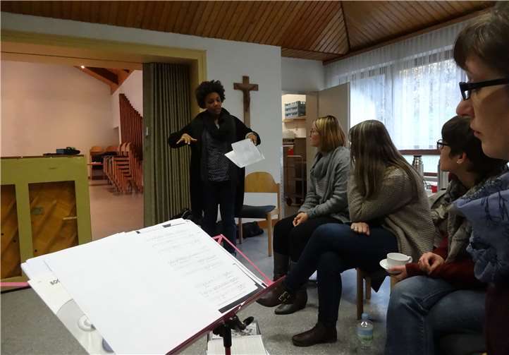 Beim Workshop mit der Jazzsängerin Fola Dada konnten die Sängerinnen viel Neues lernen.  Privat