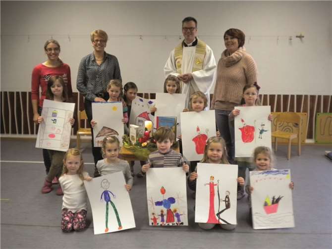 Beim Wortgottesdienst wurde die Nikolauslegende vorgelesen und mit selbst gemalten Bildern verdeutlicht. privat