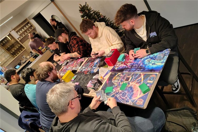 Beim Yu-Gi-Oh! Charity Cup spielten die Teilnehmer nicht nur für ihr eigenes Vergnügen, sondern auch für den guten Zweck.Fotos:Jens Becker