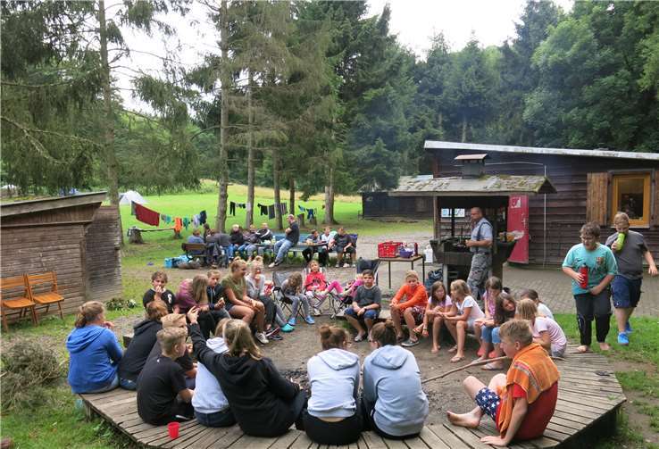 Beim Zeltlager darf natürlich ein Lagerfeuer nicht fehlen. privat