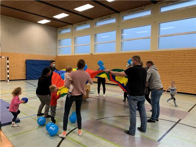Beim Zirkus-Workshop wurde mit Schwungtuch und Luftballons gearbeitet. Foto: privat