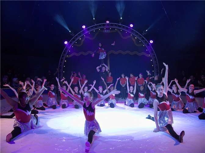 Beim Zirkusprojekt der Gesamtschule Rheinbach erarbeiteten die Schüler des Jahrgangs 5 und 6 eine eigene Show.  Fotos: Gesamtschule Rheinbach