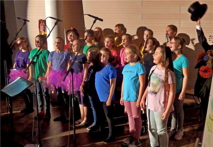 Beim Zugabelied „Immer unterwegs“ gaben die Sängerinnen und Sänger noch einmal alles im Forum der Stadt Polch. Fotos: Werner Wagner / Kreis-Chorverband Mayen